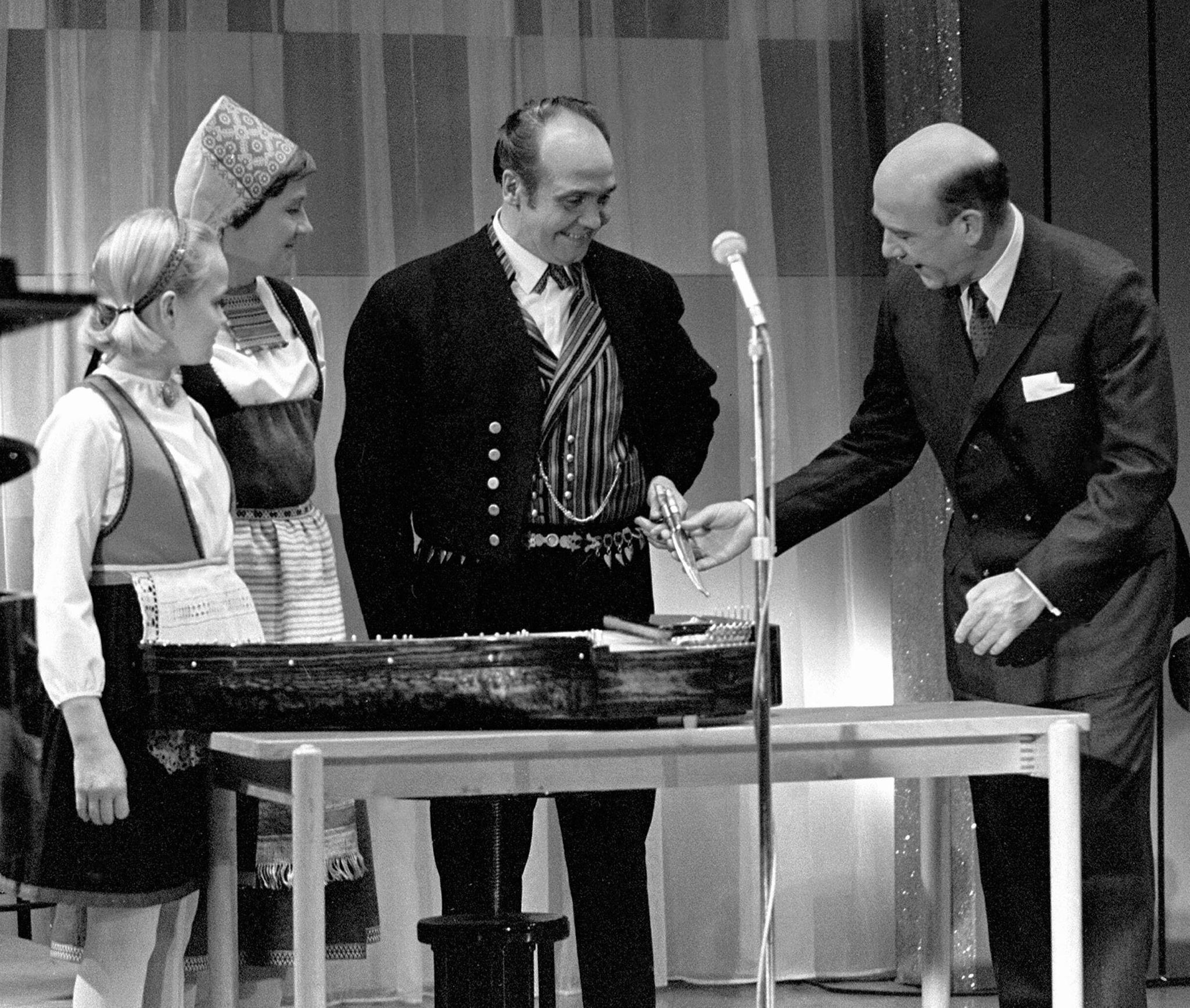 Marjatta, Martti ja Eveliina Pokela vieraana Nylands Hörna -ohjelmassa 29. lokakuuta 1966. 