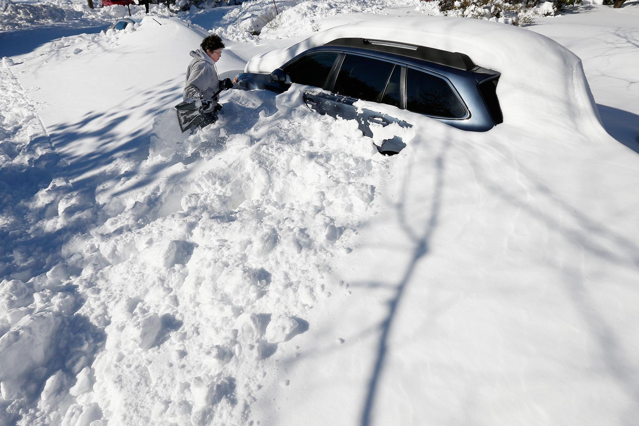 Anne DesMarais kaivoi autoaan lumihangesta 24. tammikuuta 2016 Baltimoressa, Marylandin osavaltiossa.