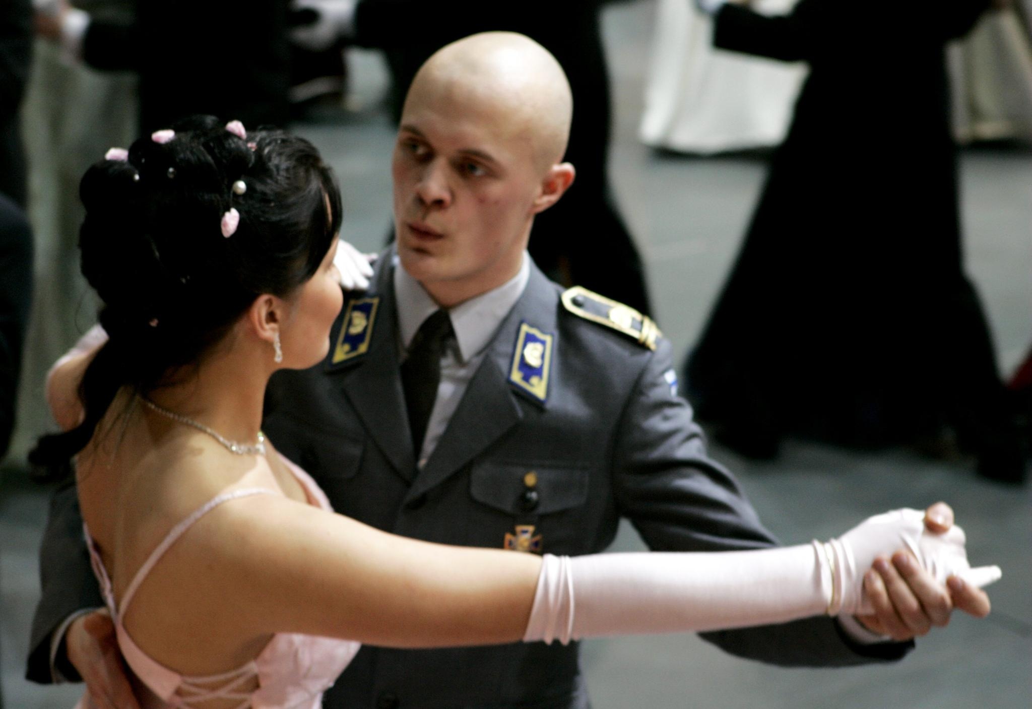 Noin 900 nuorta osallistui Helsingin lukioiden yhteisiin vanhojentansseihin Helsingin jäähallissa 17. helmikuuta 2006. Uudempia ja vanhempia tansseja pompadourista tangoon tanssittiin juhlavissa vaatteissa