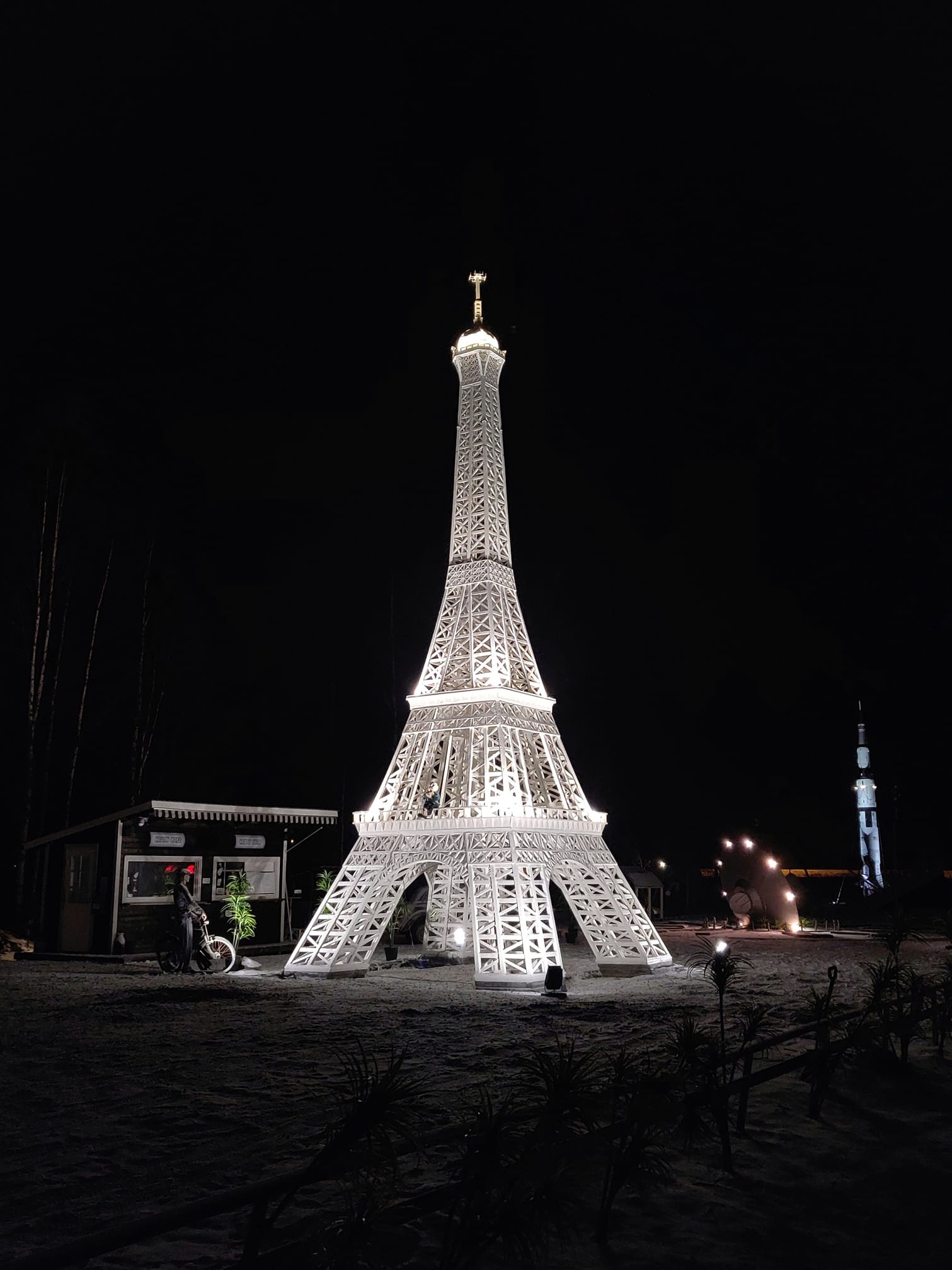Pasi rakensi 14 metriä korkean Eiffel-tornin pellolleen (1)