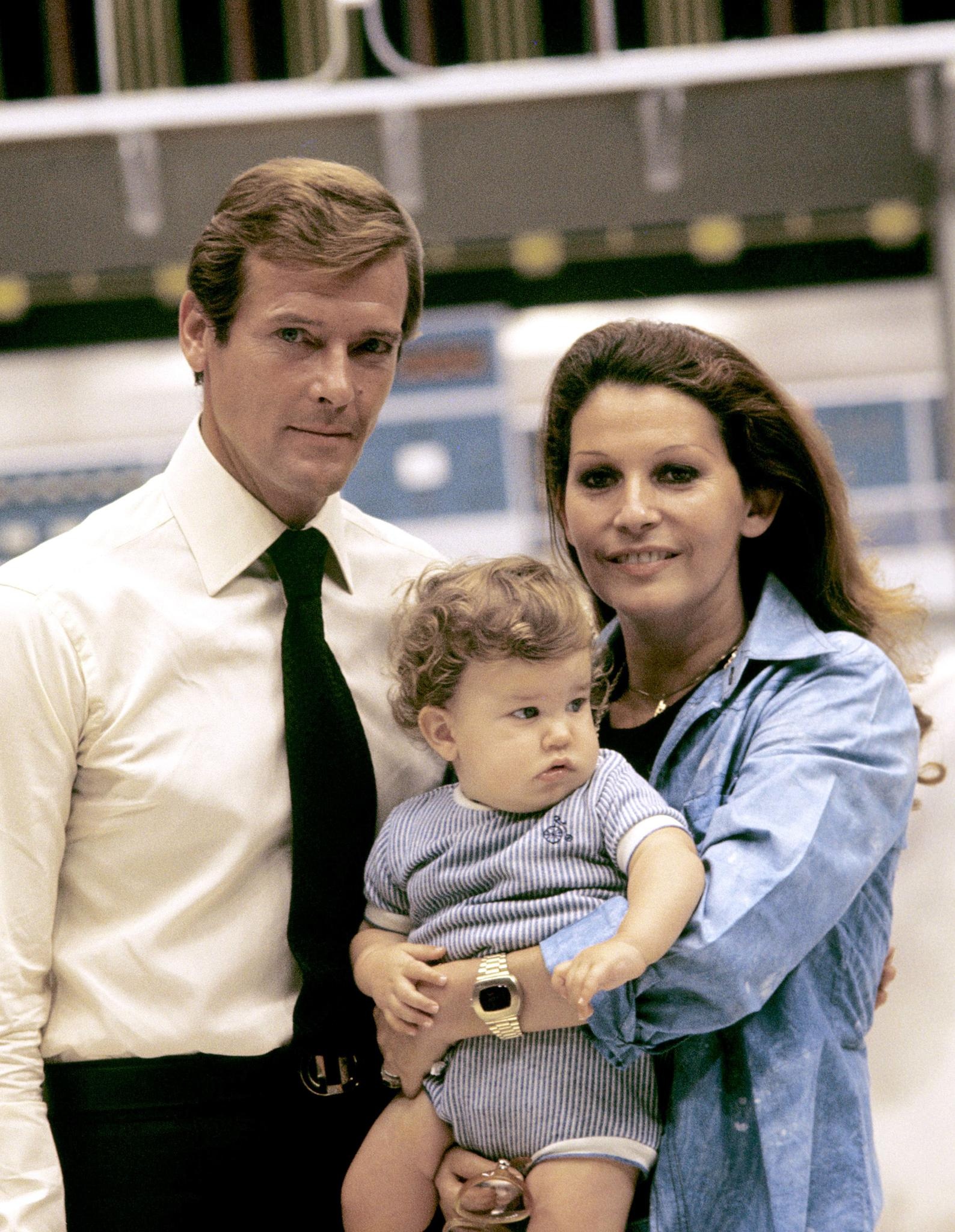 Sir Roger Moore vaimonsa Luisa Mattiolin ja poikansa kanssa vuonna 1974.