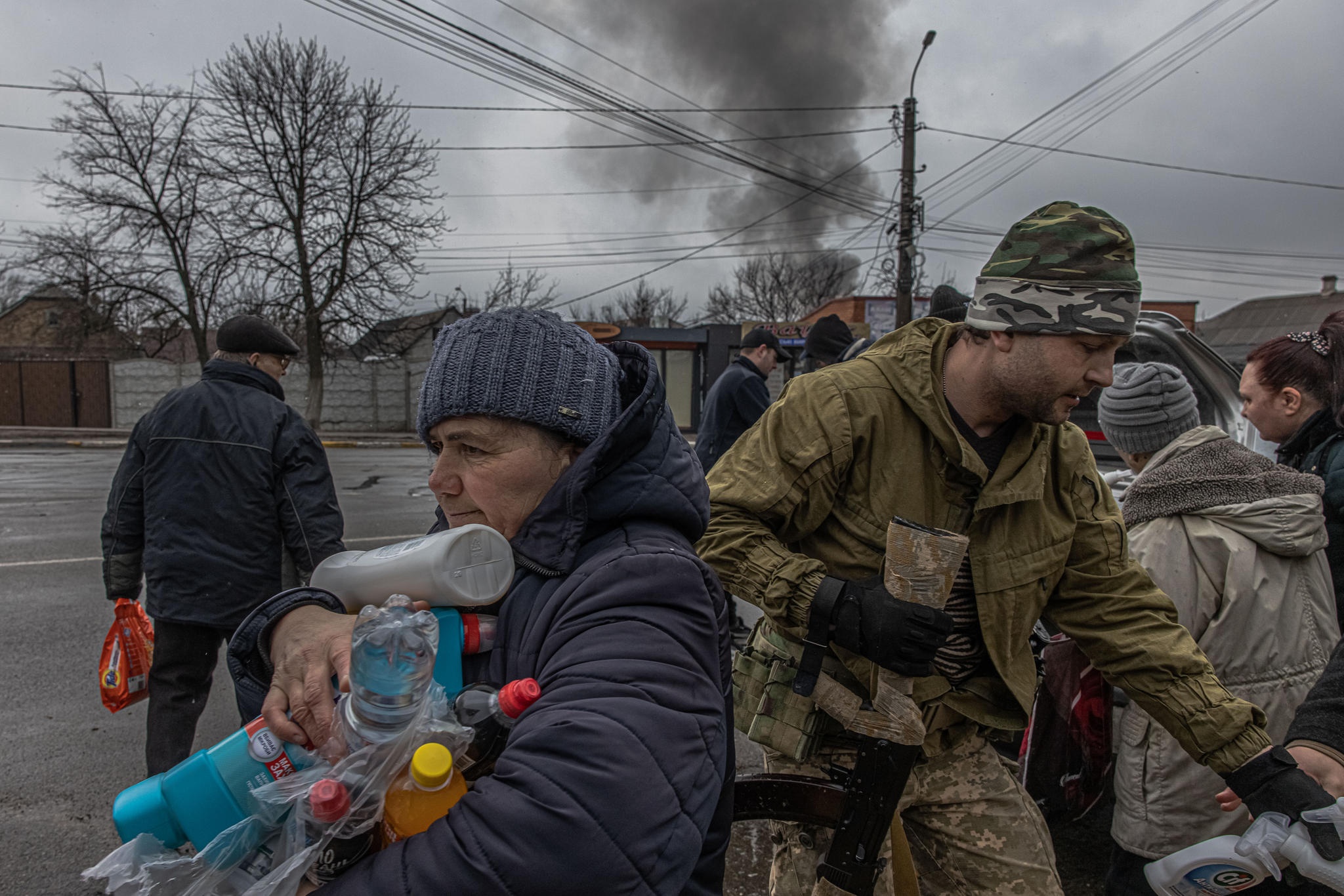 Sotilas ja siviileitä Ukrainassa EPA