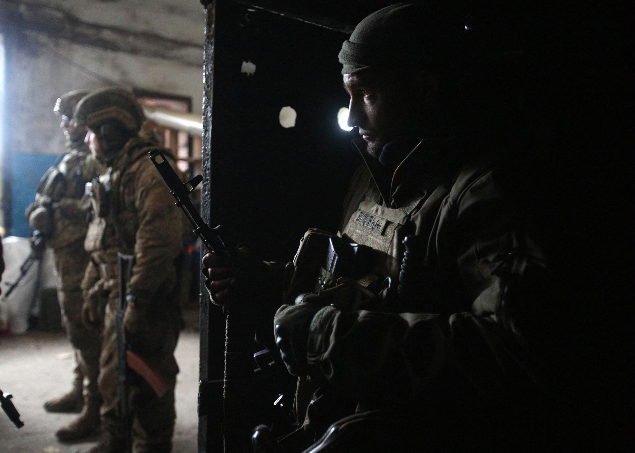 Ukrainan armeijan sotilaita suojassa 