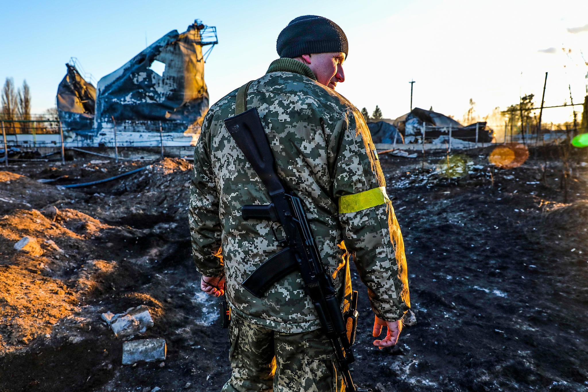 Sotilas raunioiden keskellä Ukrainan sodassa.