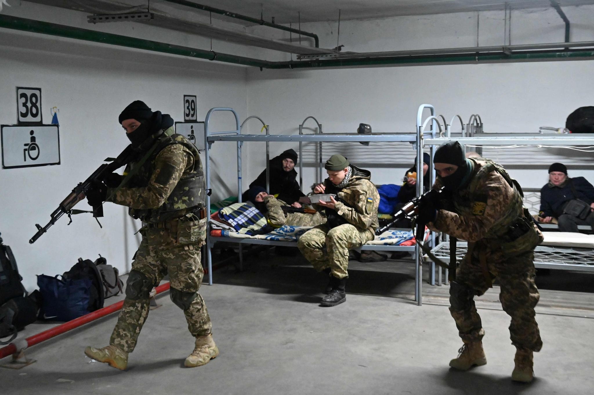 Sotilaita harjoituksissa Kiovassa.
