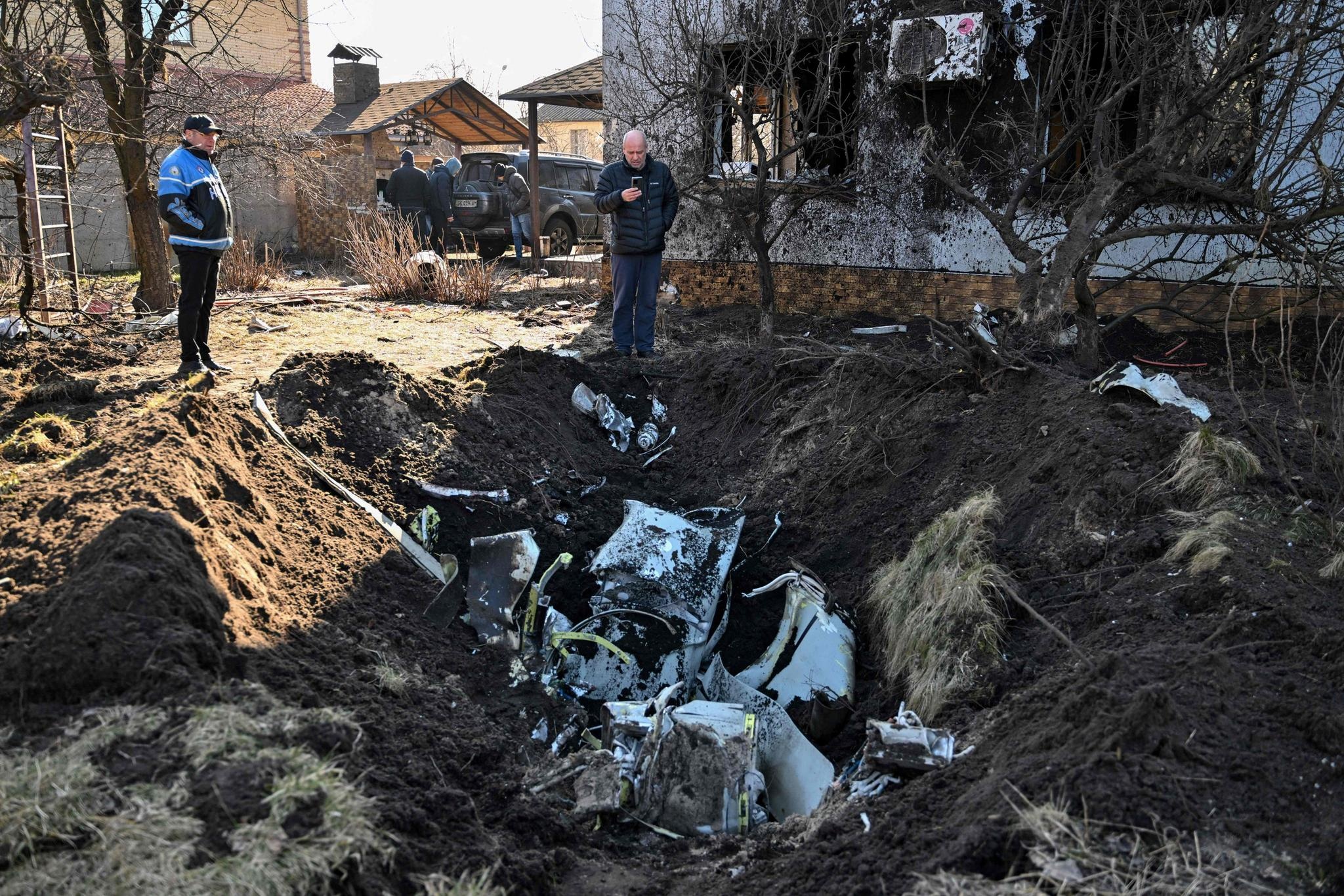 Kuvassa väitetään näkyvän ohjus, joka osui asuinalueelle Kiovassa.