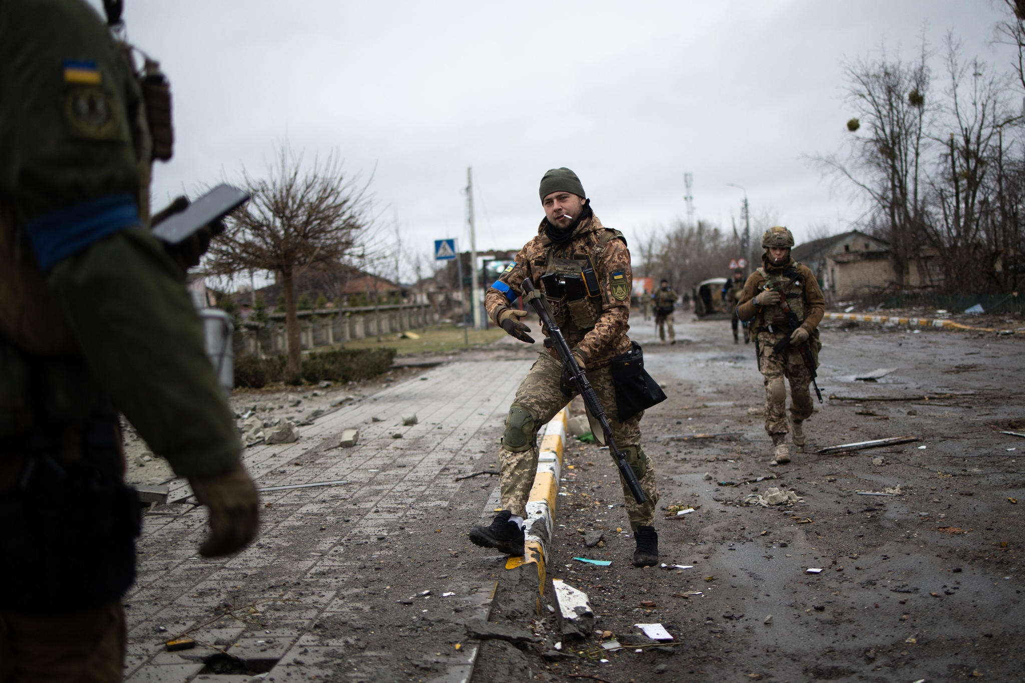 Ukrainalaiset sotilaat saapuvat Butshaan huhtikuussa 2022.