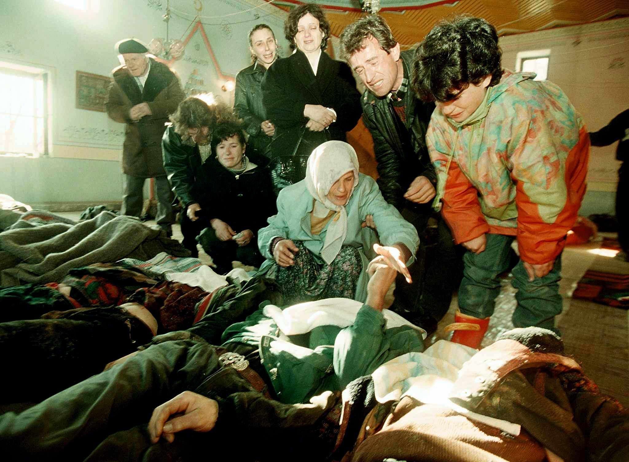 Racakin verilöylyssä kuolleiden omaisia suremassa Kosovossa tammikuussa 1999.