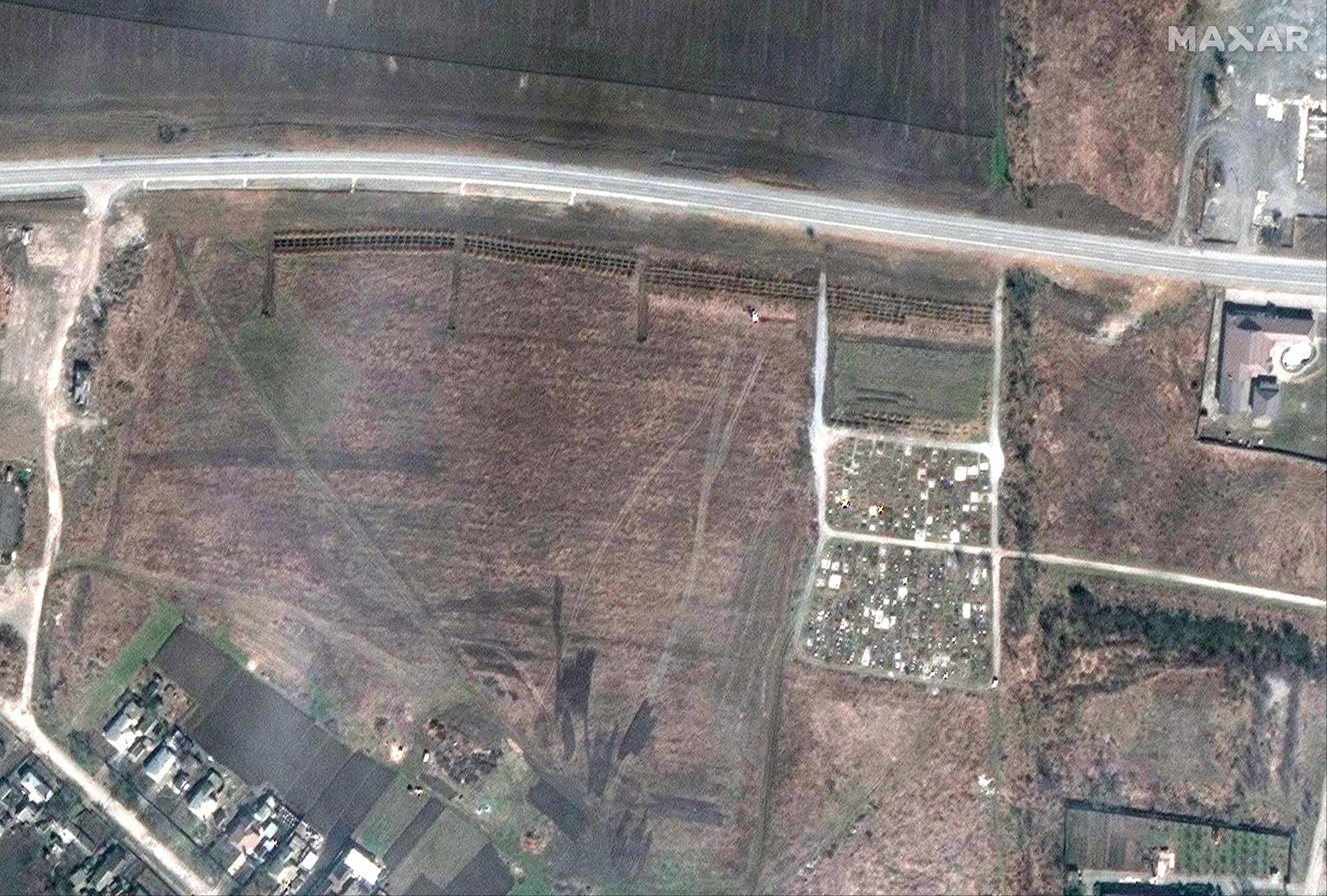 Maxarin julkaisema satelliittikuva, jossa väitetysti näkyy joukkohautoja Mariupolin läheisyydessä.