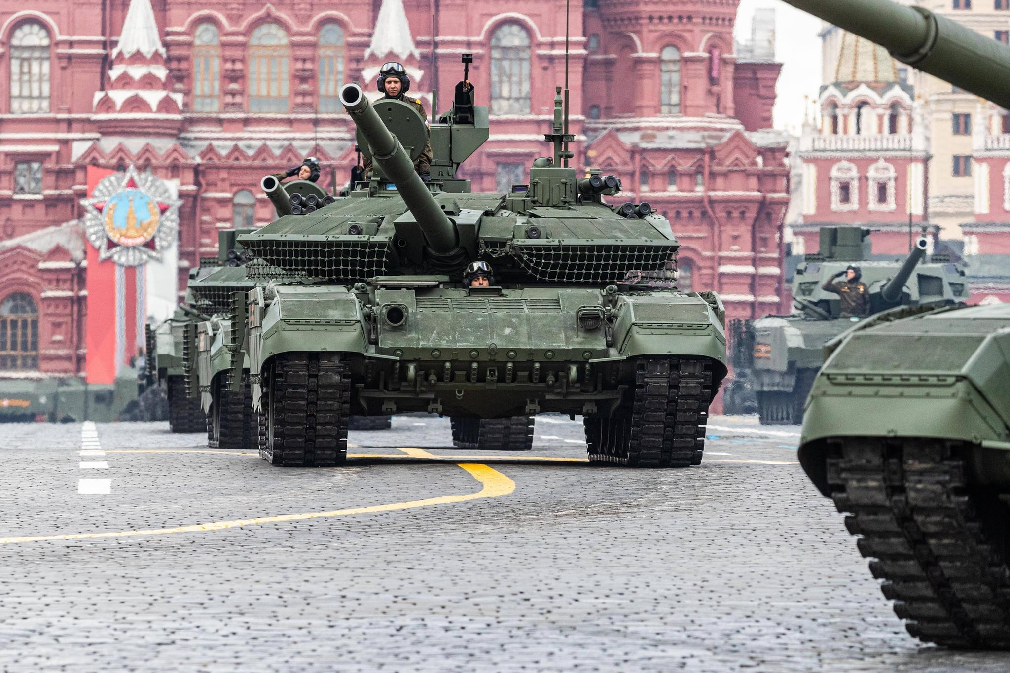 T-90M voitonpäivän paraatissa toukokuussa 2022.