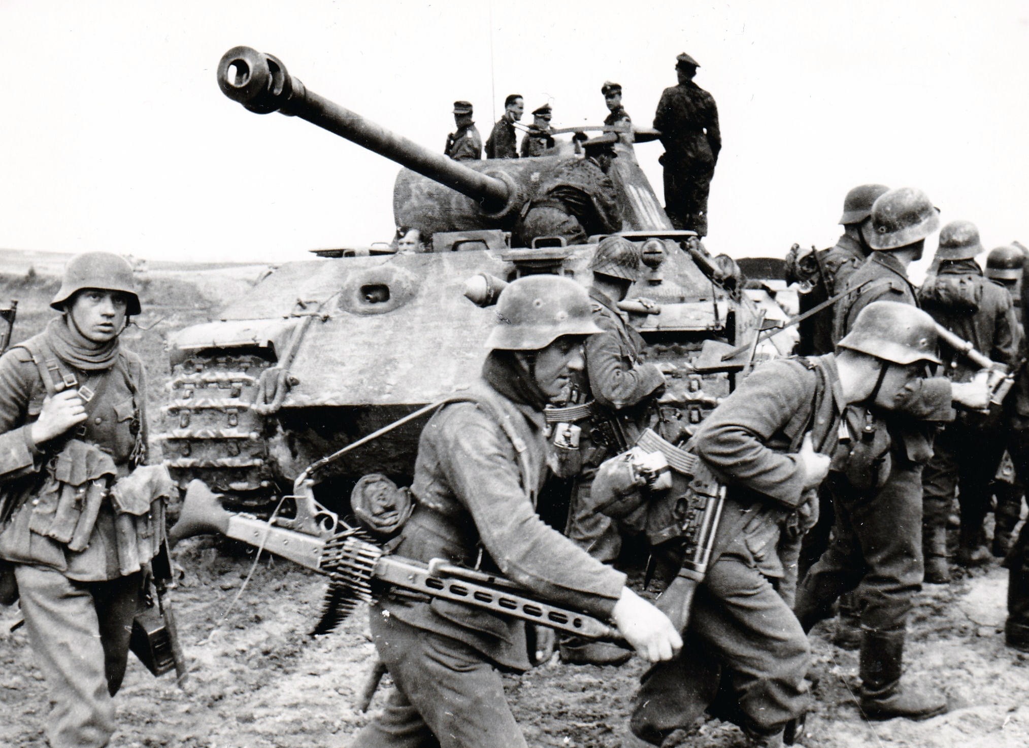 Panther-tankki ja saksalaisia sotilaita 1944 AOP