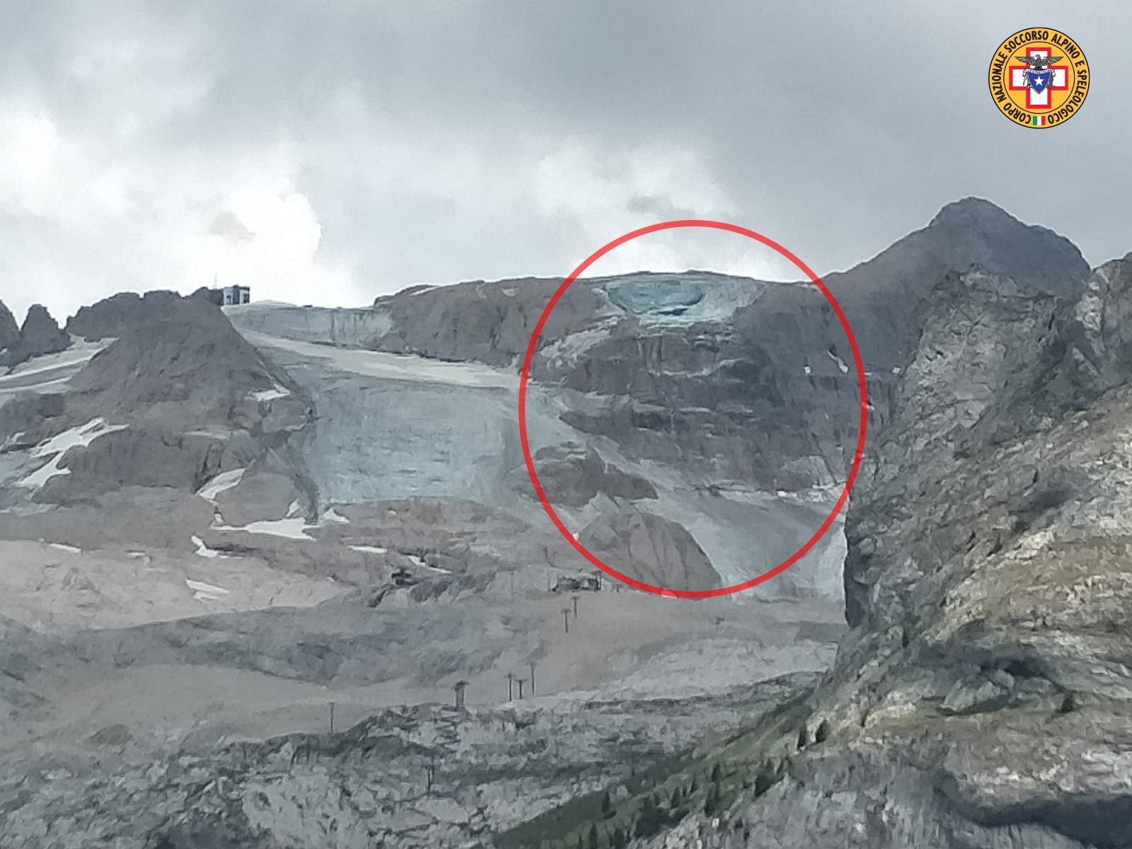 Jäätikkö romahti Italian Dolomiittien korkeimmalla Marmolada-vuorella Koillis-Italiassa 3. heinäkuuta 2022.