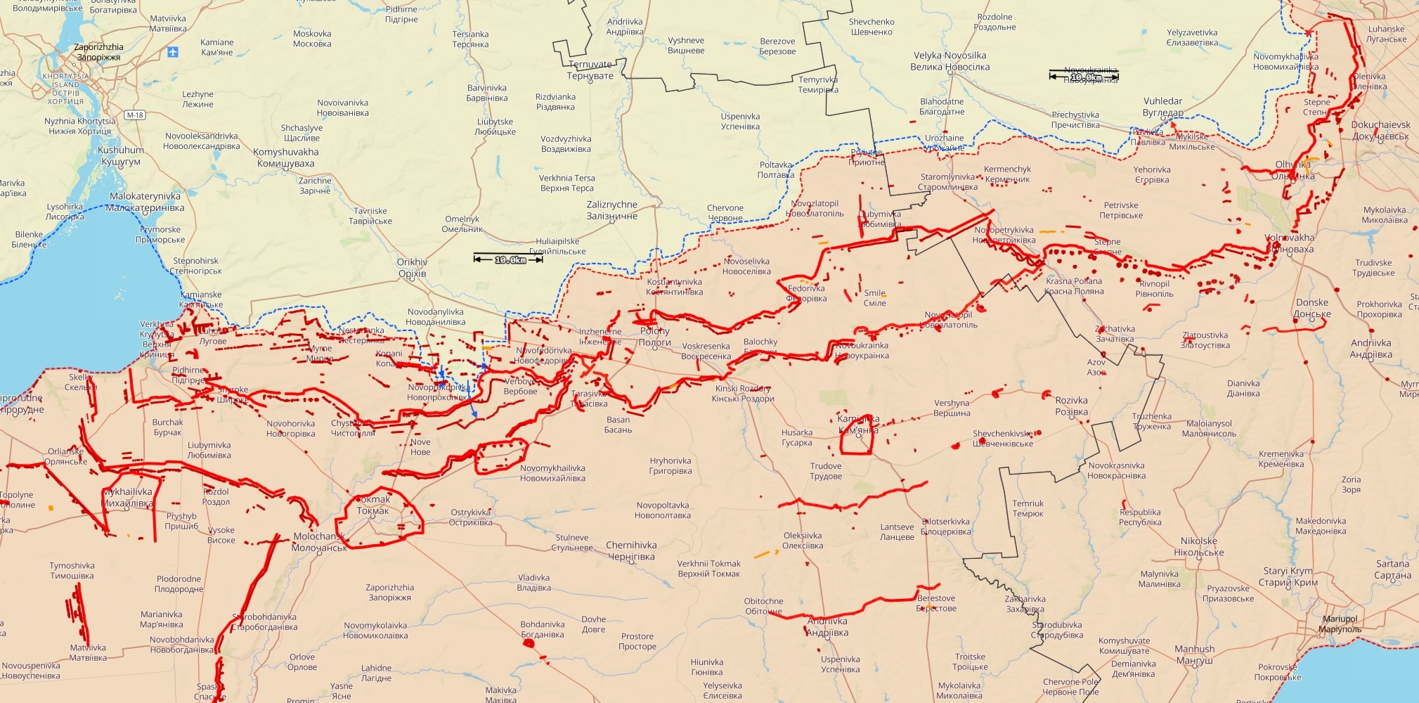 Etelä-Ukrainan rintamatilanne 28. elokuuta. Siniset nuolet ovat Ukrainan hyökkäyksiä, punaiset Venäjän. Paksummat punaiset merkinnät ovat tiedettyjä Venäjän valmisteltuja puolustusasemia. Kartta: The War in Ukraine -tilannekartta / Black Bird Group