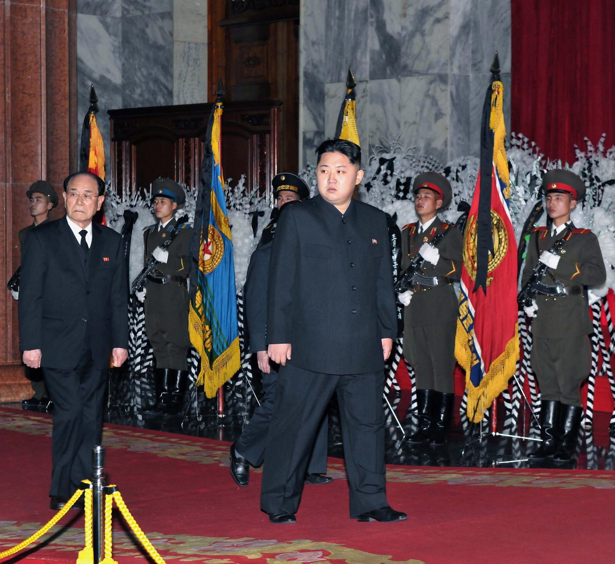 Kim Jong-un edesmenneen isänsä ruumiinvalvojaisissa 25. joulukuuta 2011.