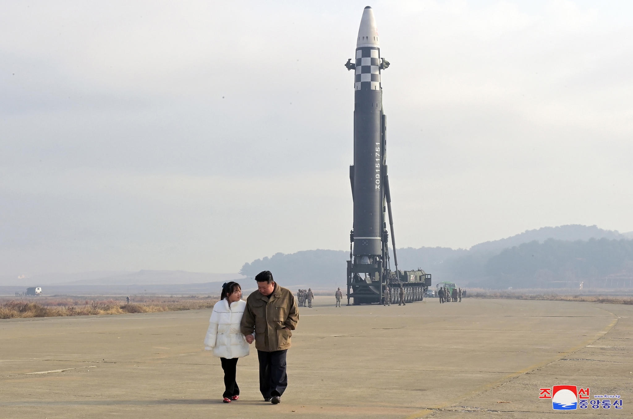 Pohjois-Korean Kim Jong-un ja hänen tyttärensä valvomassa mannertenvälisen ballistisen Hwasong-17-ohjuksen testausta 18. marraskuuta 2022 