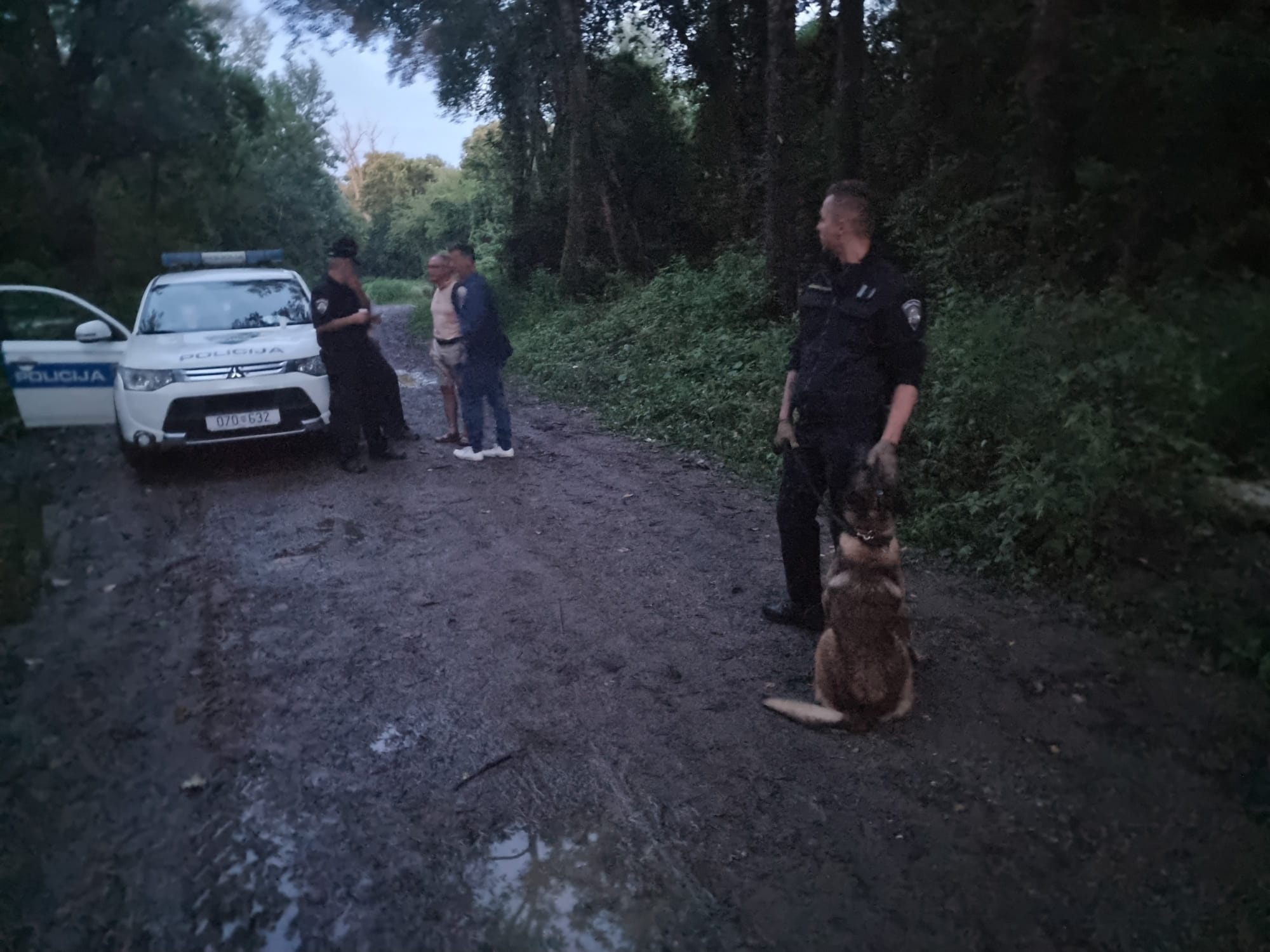 Kroatian poliisi tutki matkalaisten passeja noin 100 metrin päässä Liberlandin rajasta. Kuva: Elias Ahonen