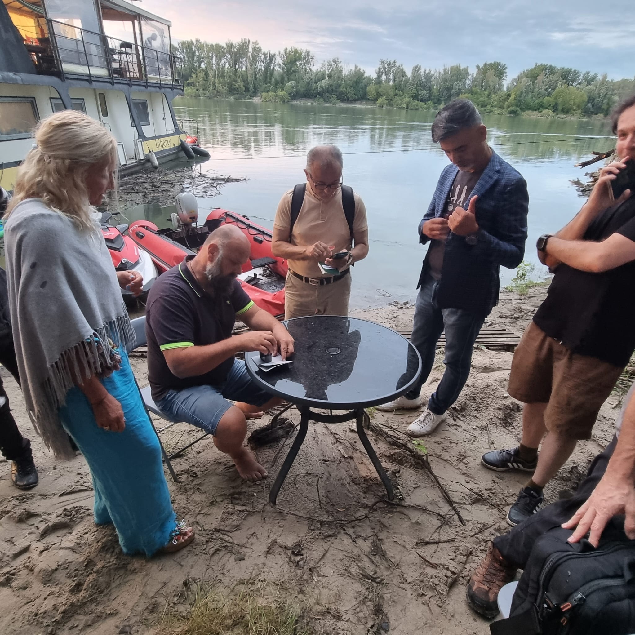 Passit saivat Liberlandin leimat Tonava-joen rannalla. Kuva: Elias Ahosen kotialbumi