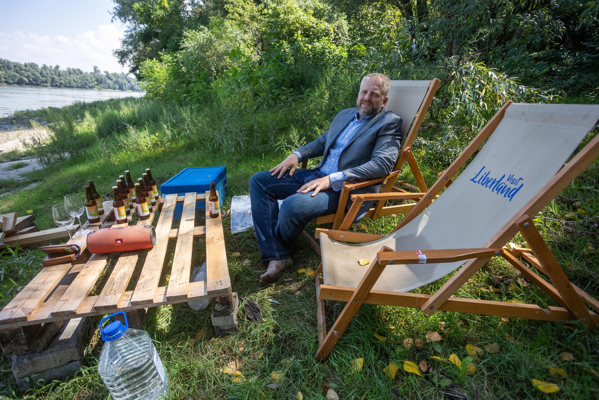 Liberlandin presidentti Vit Jedlicka poseeraa Tonava-joen rannalla viime vuoden kesänä. Kuvassa myös Liberlandin nimikko-olutta. Kuva: Davor Javorovic/PIXSELL