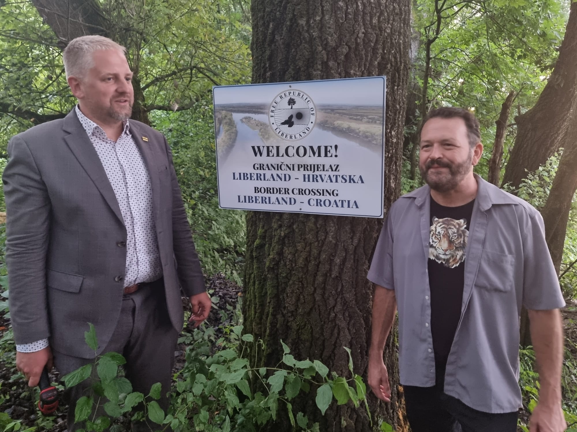 Kroatian ja Liberlandin rajan avautumisen kunniaksi rantaan pystytettiin tervetulokyltti. Presidentti Vit Jedlicka kuvassa vasemmalla. Kuva: Elias Ahonen