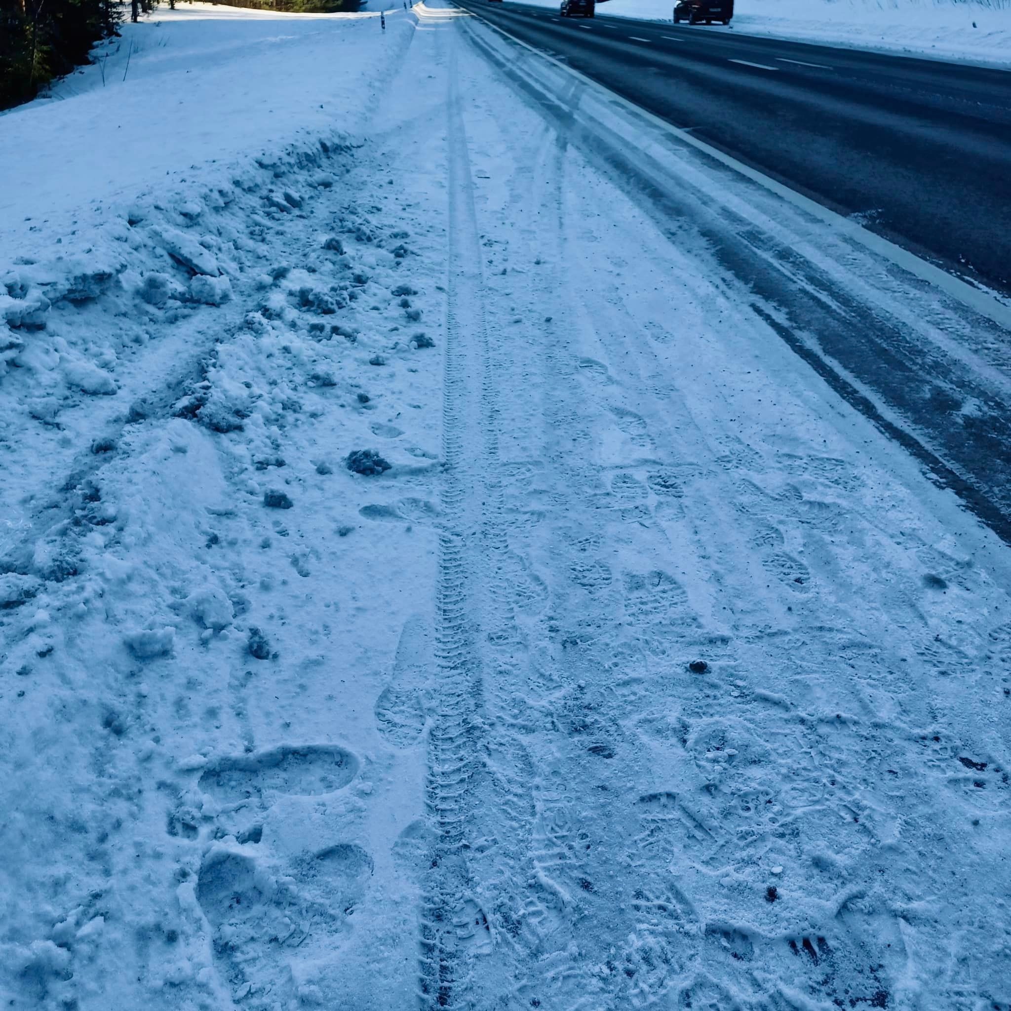 Poliisin kuva pikkubussin jäljistä onnettomuuden jälkeen.