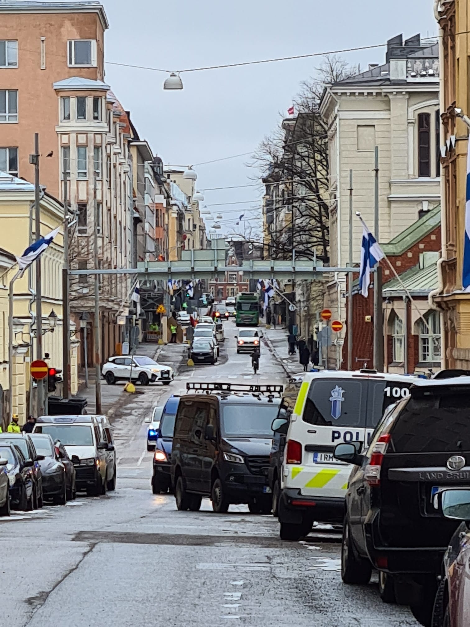 Helsingin Lönnrotinkadulla ammuttiin laukauksia rappukäytävässä tiistaina 19. maaliskuuta 2023.