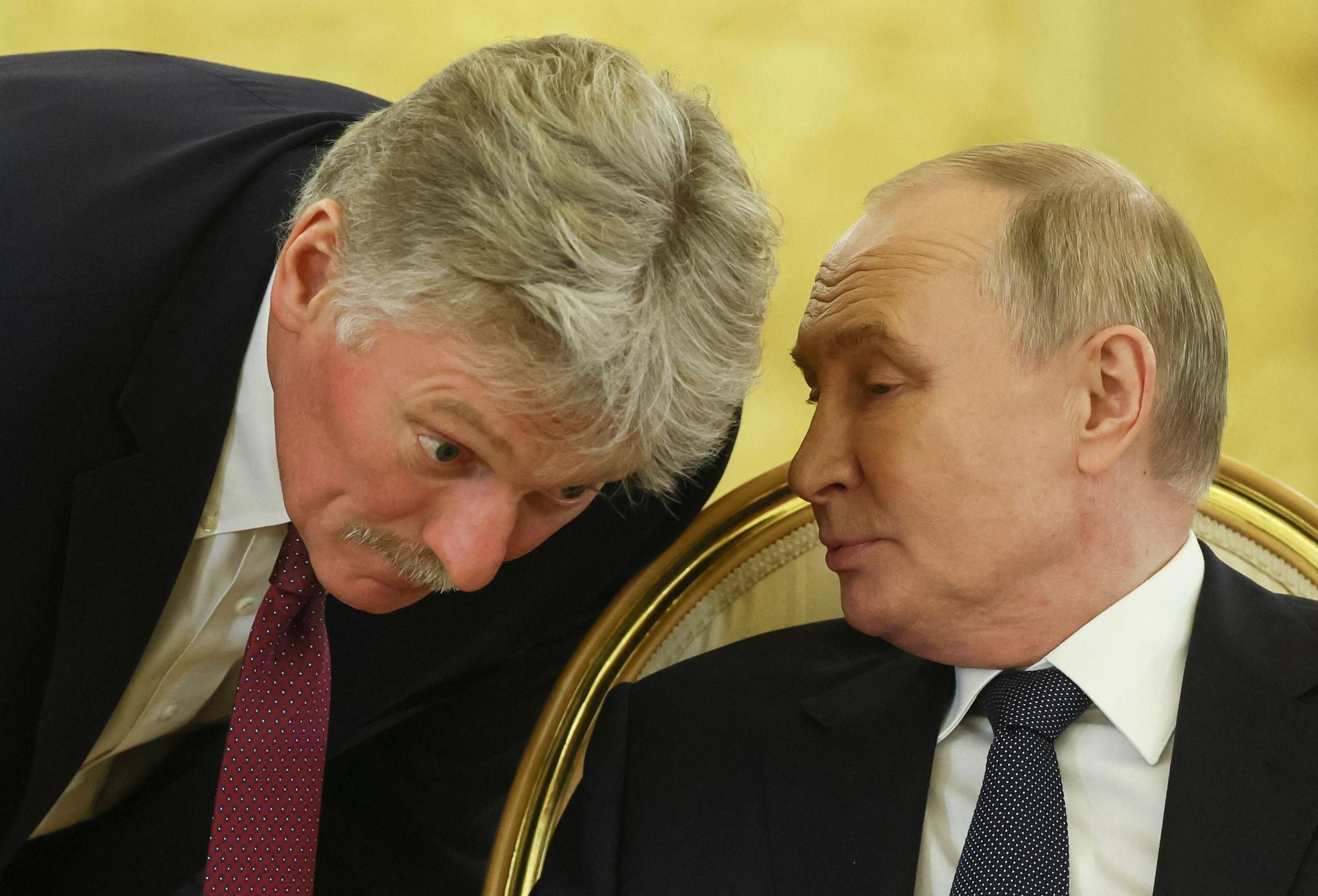 Kremlin tiedottaja Dmitri Peskov ja Venäjän presidentti Vladimir Putin 8. lokakuuta Moskovassa.