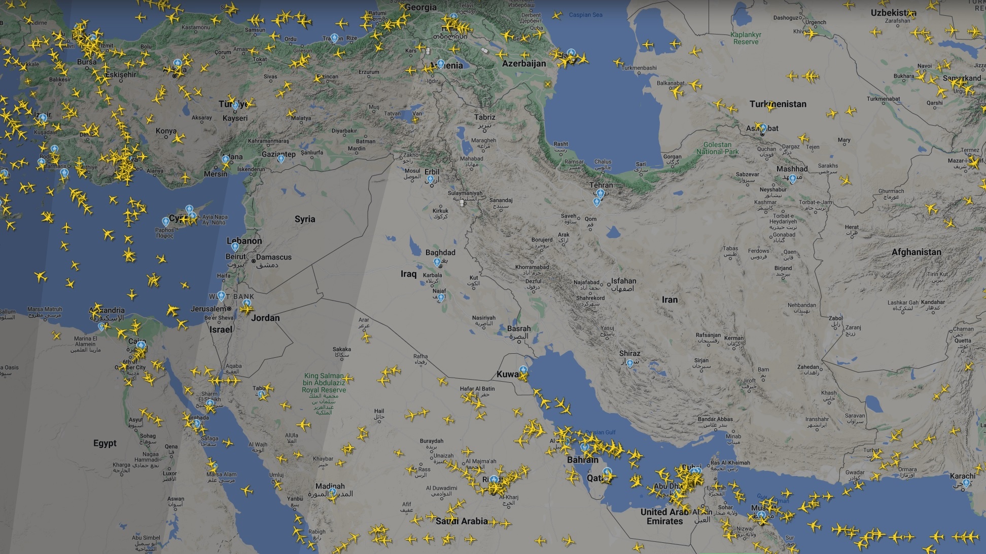 Israel ja Iran sulkivat ilmatilansa Israelin iskujen aikana. Kuvakaappaus Flightradar24.com-sivustolta lauantaiaamuna noin kello 6.30.