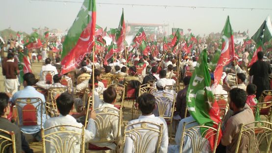 Imran Khanin vaalitilaisuus joulupäivänä suurella urheilualueella, jossa ihmisiä on arviolta 1,2 miljoonaa.