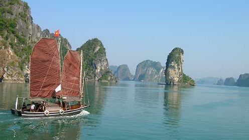 UNESCO:n maailmanperintökohteeseen Ha Long Bayhin tutustutaan kiinalaistyyppisten veneiden kyydissä. Kuva: Helka Ketonen. UNESCO:n maailmanperintökohteeseen Ha Long Bayhin tutustutaan kiinalaistyyppisten veneiden kyydissä.