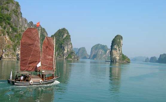 UNESCO:n maailmanperintökohteeseen Ha Long Bayhin tutustutaan kiinalaistyyppisten veneiden kyydissä.