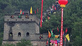 Vuoden päästä alkavia Pekingin olympialaisia juhlittiin Kiinan muurilla.