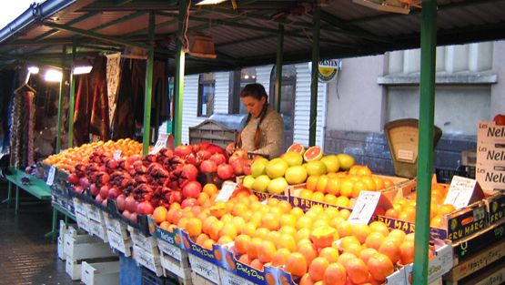 Kauppatorilla on tarjolla muun muassa hedelmiä ja käsitöitä.