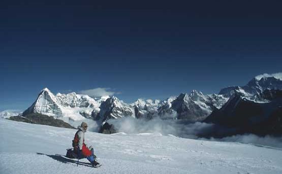Petri Kaipiainen ihailee Mount Everestiä.