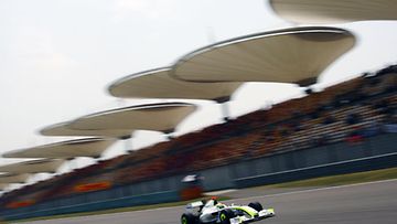 Jenson Button kaasuttelee Shanghain radalla. Kuva: Mark Thompson/GETTY.
