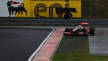 Lewis Hamilton ajaa leveäksi