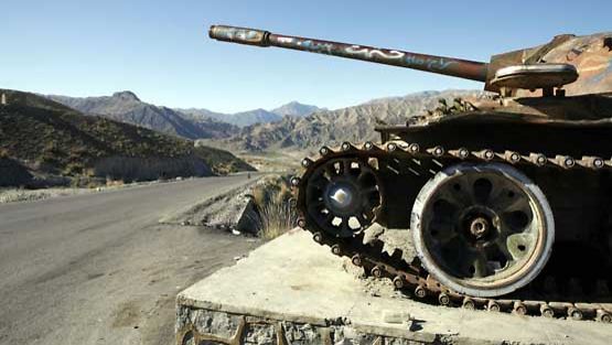 Vanha venäläinen sotakone värittää afganistanilaista masiemaa.
