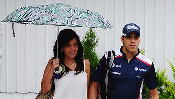 Williams-kuski Pastor Maldonado saapuu Hungaroringin varikolle tyttöystävänsä kanssa 