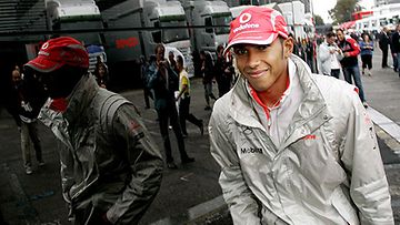 Lewis Hamilton (Kuva: EPA/FELIX HEYDER)