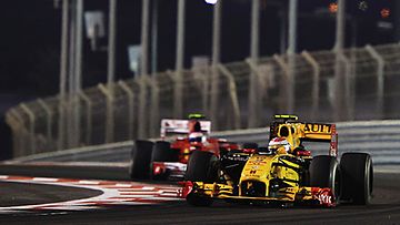 Fernando Alonso jäi jumiin Vitali Petrovin Renault-auton taaksei.