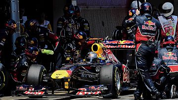 REd Bullin Sebastian Vettel varikkopysähdyksellä Espanjan GP:ssä.