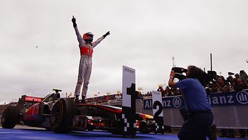 Jenson Button juhlii Unkarin GP:n voittoa 