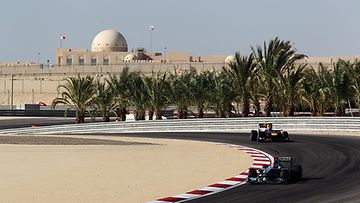 Mercedes-kuljettaja Michael Schumacher vauhdissa kauden 2010 käynnistäneessä Bahrainin GP:ssä 