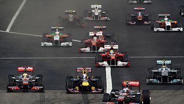Lewis Hamilton ja Jenson Button ohittivat Sebastian Vettelin Kiinan GP:n lähdössä.