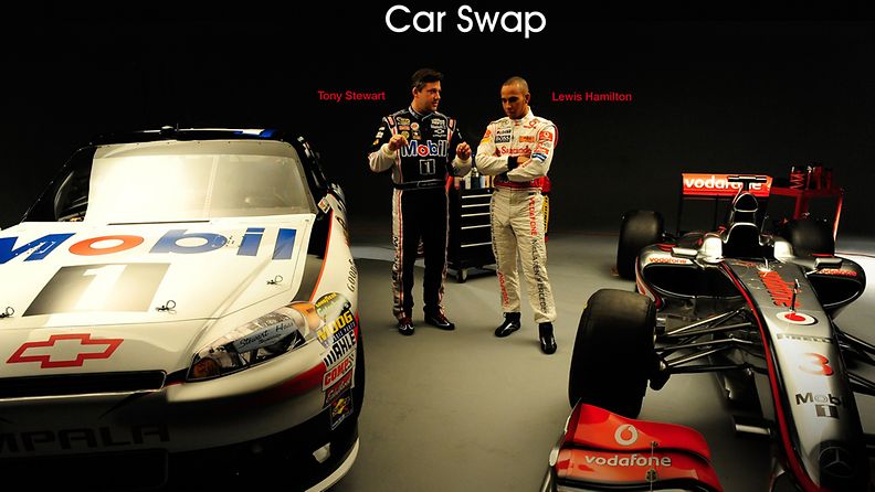 Tony Stewart ja Lewis Hamilton kokeilevat toistensa menopelejä Car Swapissa, 2011.