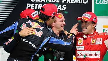Mark Webber, Sebastian Vettel, Christian Horner ja Fernando Alonso palkintopallilla
