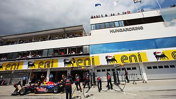 Sebastian Vettel Hungaroringin varikolla