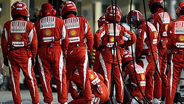 Ferrarin mekaanikot Abu Dhabin GP:ssä.