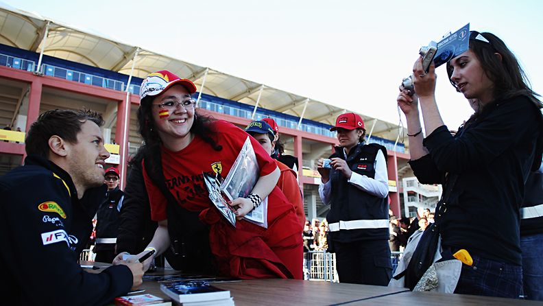 Sebastian Vettel katsojien kanssa Turkissa 