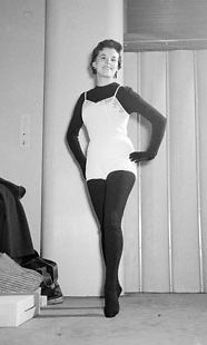 Mannekiini esittelee alusasuja muotinäytöksessä hotelli Palacessa vuonna 1954.