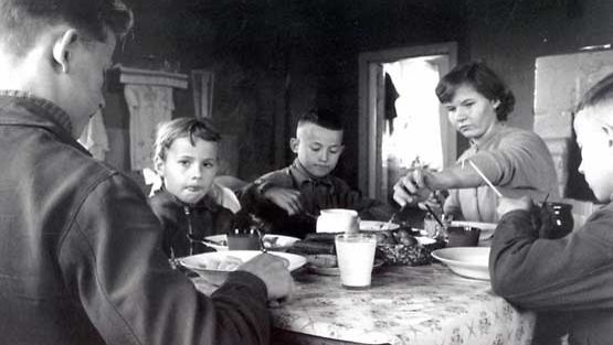 Maatalon perhe aterialla vuonna 1958, jolloin Suomi ajautui laman kouriin.